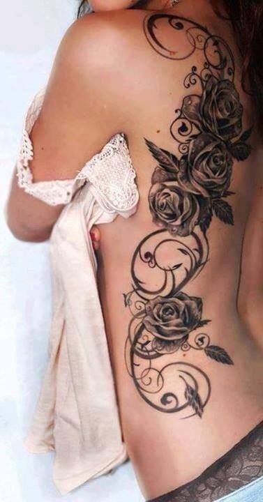 Tatuaje en la espalda, ramo de rosas de color negro y gris