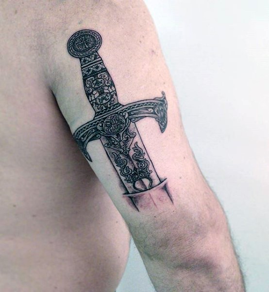Schönes antikes schwarzweißes Schwert Tattoo am Arm