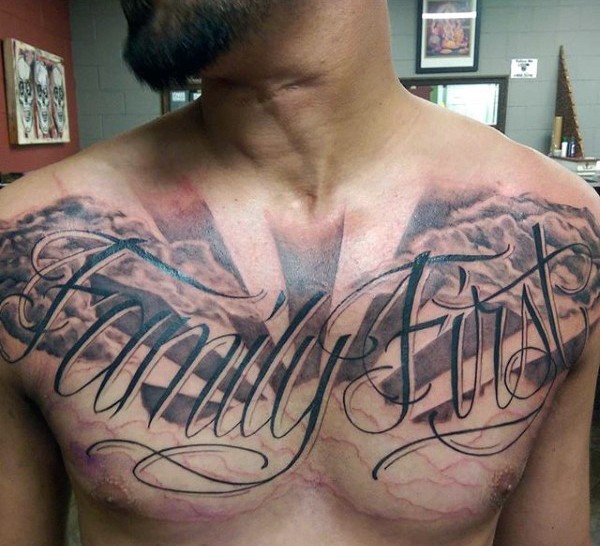 Schöne schwarze und weiße Beschriftung mit Sonne Tattoo an der Brust