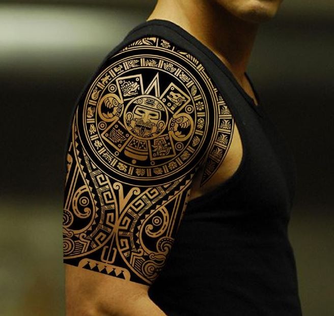 inchiostro nero bellissimo dio di sole azteca tatuaggio sulla spalla