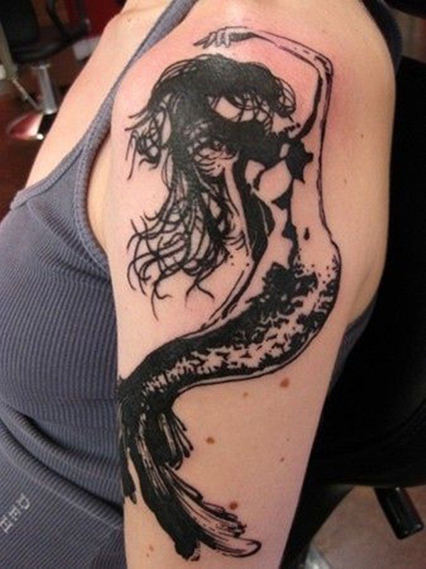 Tatuaje en el brazo,
sirena hermosa, tinta negra