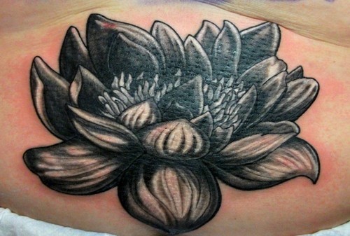 Schönes schwarzes Lotosblume Tattoo