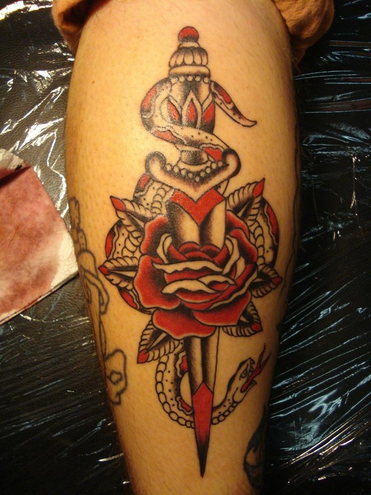 bellissimo pugnale bianco nero con rosa e serpente tatuaggio sulla gamba