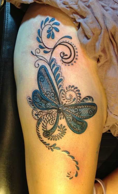 Tatuaje en la pierna, libélula de colores negro y azul oscuros, patchwork