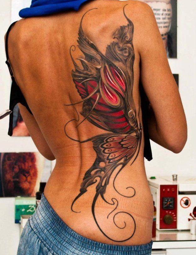 Tatuaggio grande sulla schiena la farfalla marrone rossa
