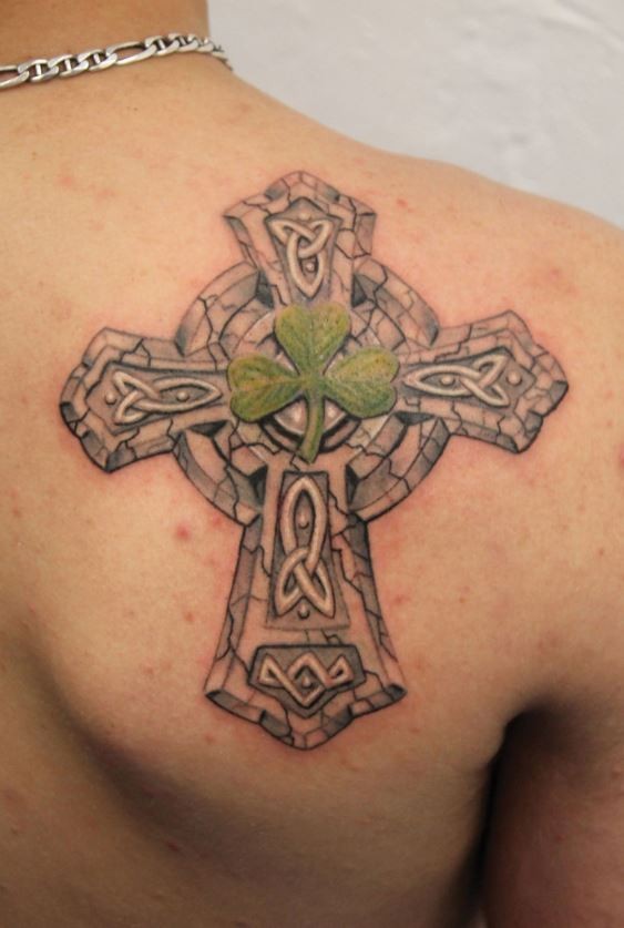 Tatuaje en el hombro,
cruz celta  de piedra con trébol