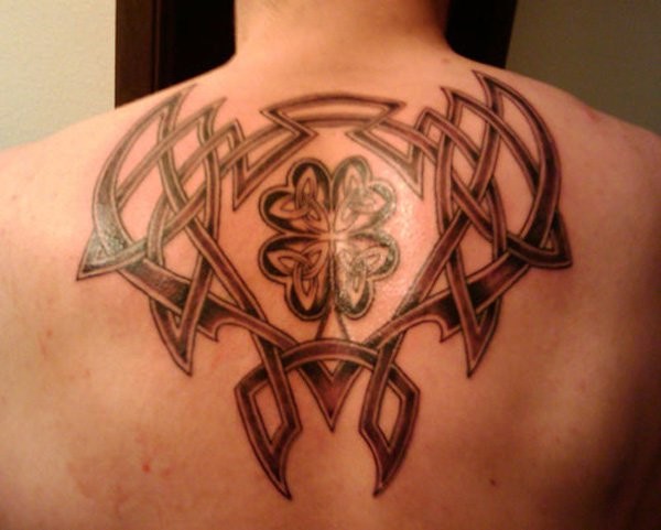 bellissimo nodo celtico tatuaggio sulla schiena