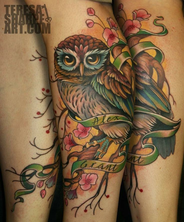 Tatuaje colorido de lechuza bonita en la rama