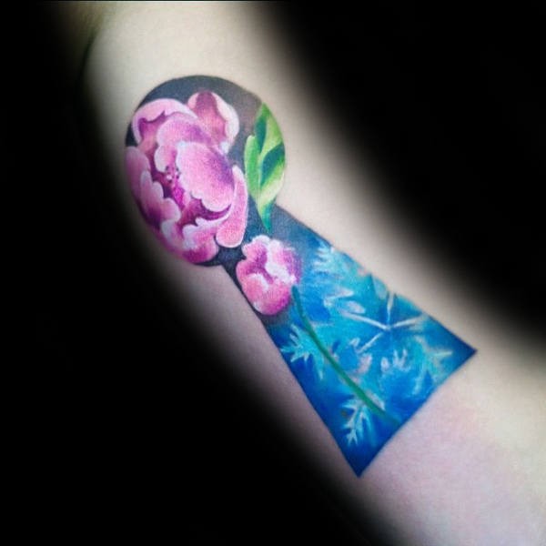 Bel tatuaggio bicipite colorato del buco della serratura con fiori