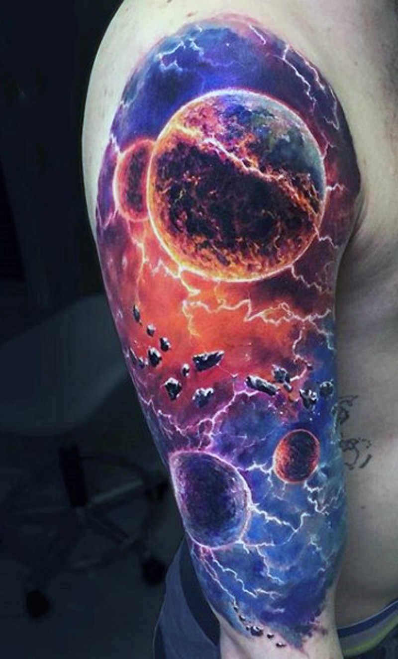 Tatuaje en el brazo,
cosmos multicolor con tormenta fantástica