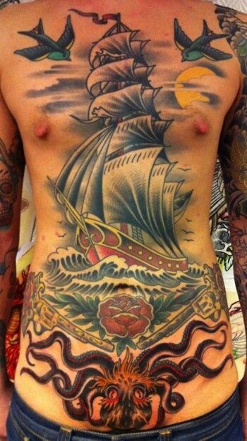 Schönes farbiges großes Segelschiff Tattoo am ganzen Körper mit Vögeln und Blumen