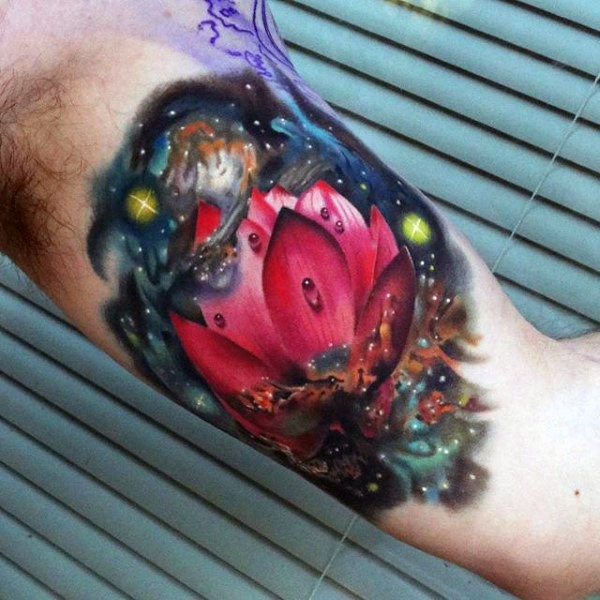 Tatuaje en el brazo,
flor vistosa en cosmos profundo