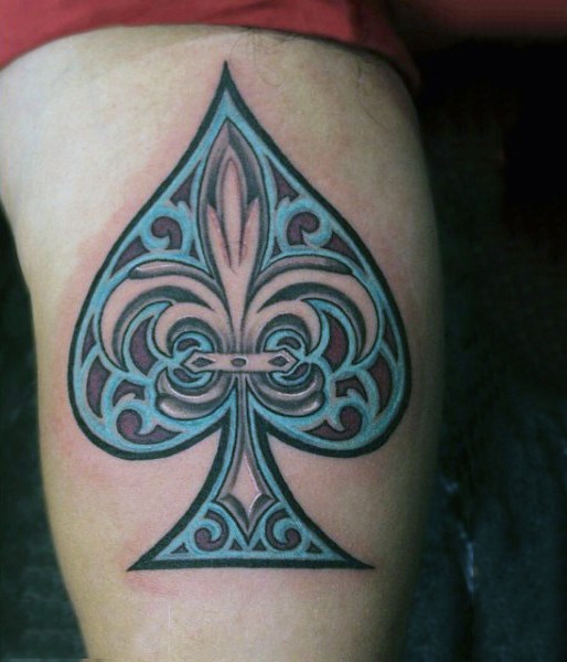 bellissimo colorato grande simbolo picche tatuaggio su braccio