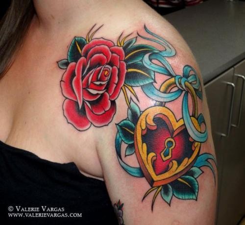 Tatuaje en el hombro,
rosa con cerradura en forma de corazón