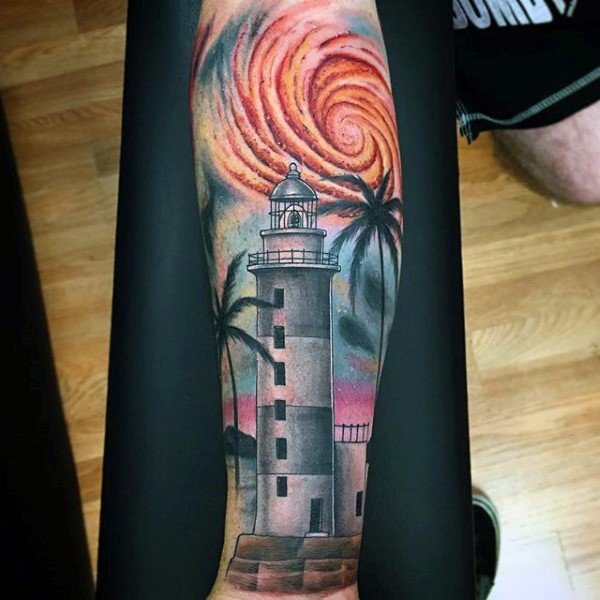 bellissimo colorato disegno faro con palme tatuaggio su braccio