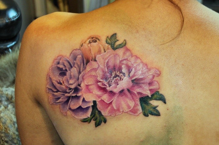 Beautiful colored shoulder tattoo of realistic flowers