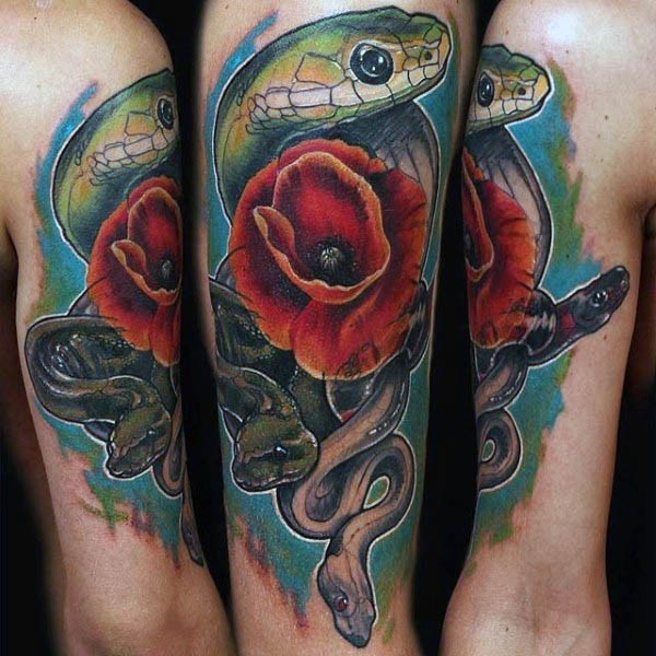 Tatuaje en el brazo, serpientes de colores con flor roja