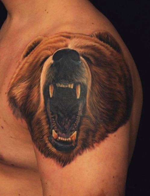 Tatuaje en el brazo,
oso pardo gruñe