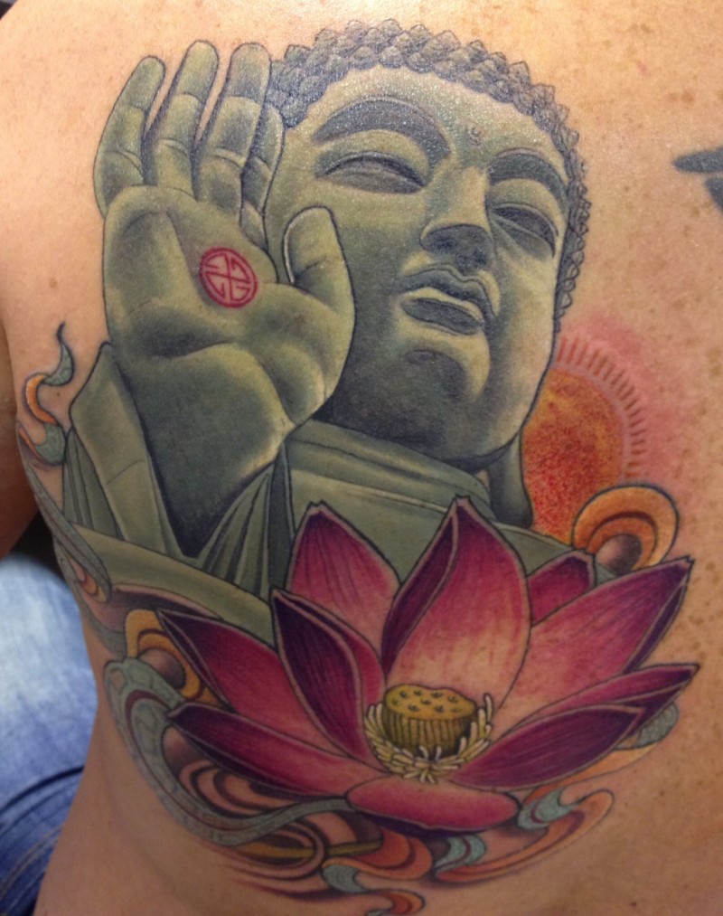 bellissimo colorato buddista e fiore loto tatuaggio sulla schiena