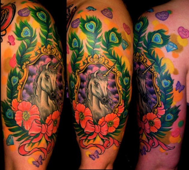 Tatuaje multicolor en el brazo, unicornio hermoso con plumas de pavo real y flores