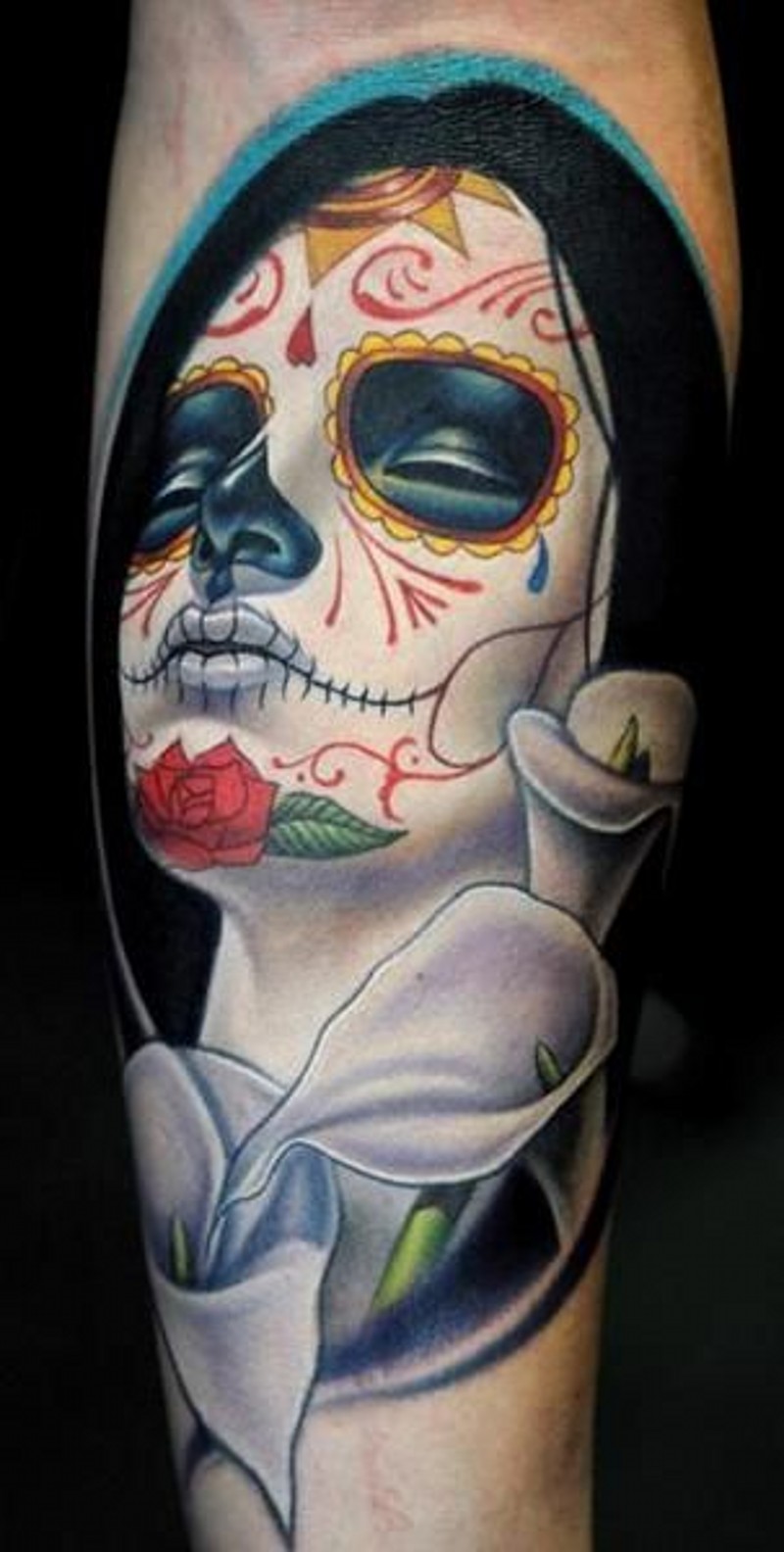 Tatuaje en el antebrazo, la santa muerte hermosa y lirios blancos
