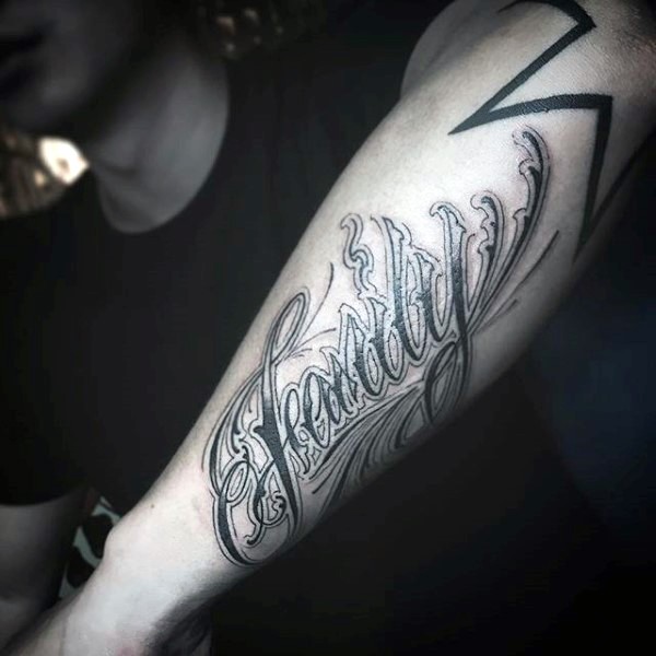 Schönes Design schwarzer  Schriftzug Tattoo am Arm