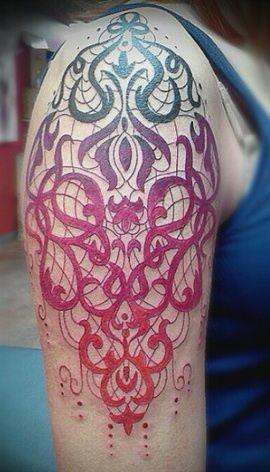 Tatuaje en el brazo, ornamento magnífico multicolor