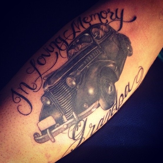 Tatuaje  de coche retro negro y inscripción