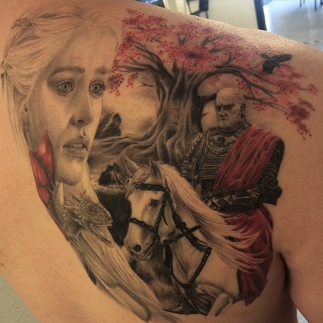 Schöne detaillierte bunte Game of Thrones Helden Tattoo an der Schulter stilisiert mit schönem Baum