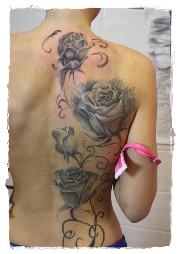 bellissimo dettagliato massiccio nero e bianco rose tatuaggio su parte di schiena