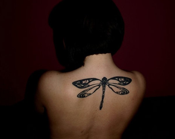 Schöne elegante schwarze Libelle Tattoo am Rücken