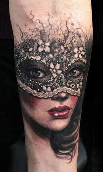 Tattoo von wunderschöner Frau in Maske am  Unterarm