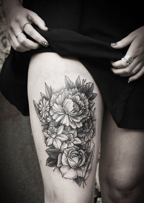 bellissimi fiori inchiostro nero tatuaggio su cosia