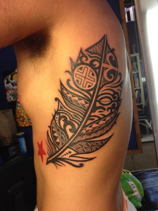 Schöne graue Tribal Feder Tattoo an Rippen