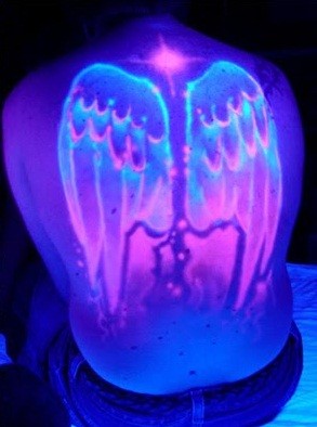 Tatuaje en la espalda, alas grandes de luz negra