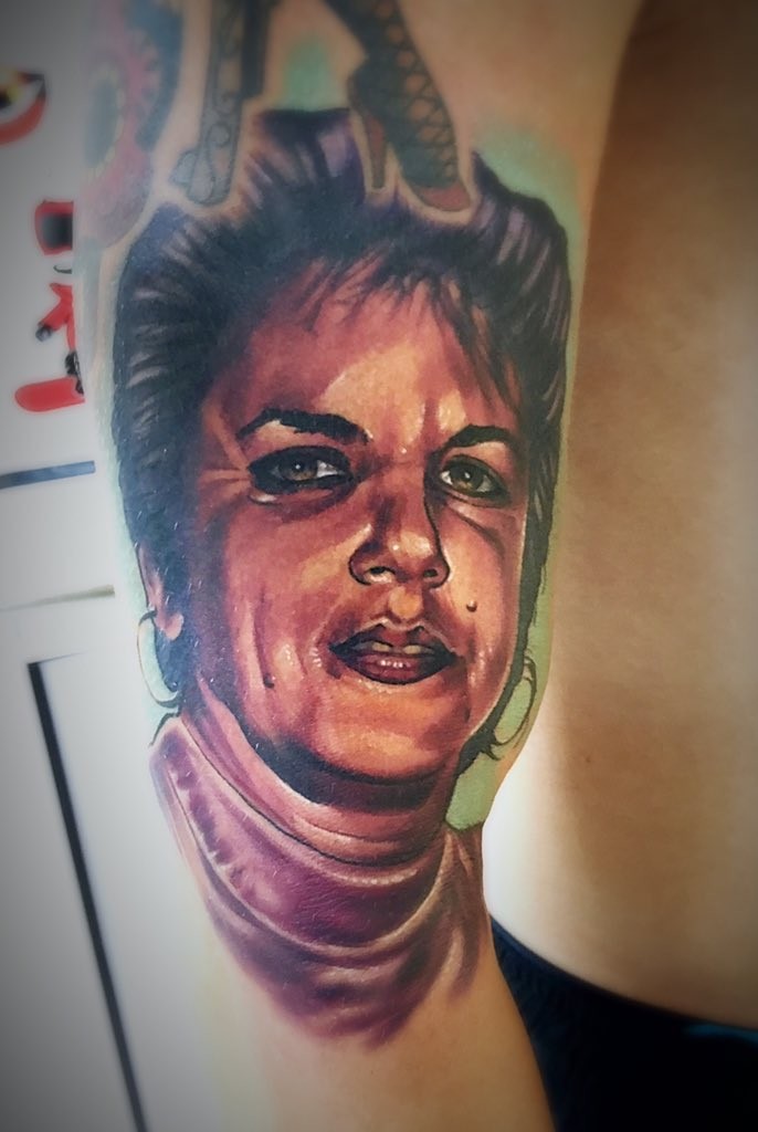 Schön aussehendes farbiges Bizeps Tattoo mit Porträt der Frau