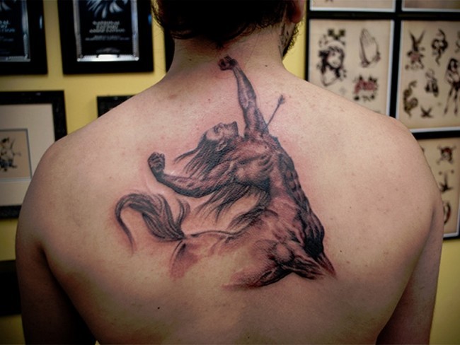 Schön aussehender farbiger Centaurus mit Pfeil Tattoo am Rücken