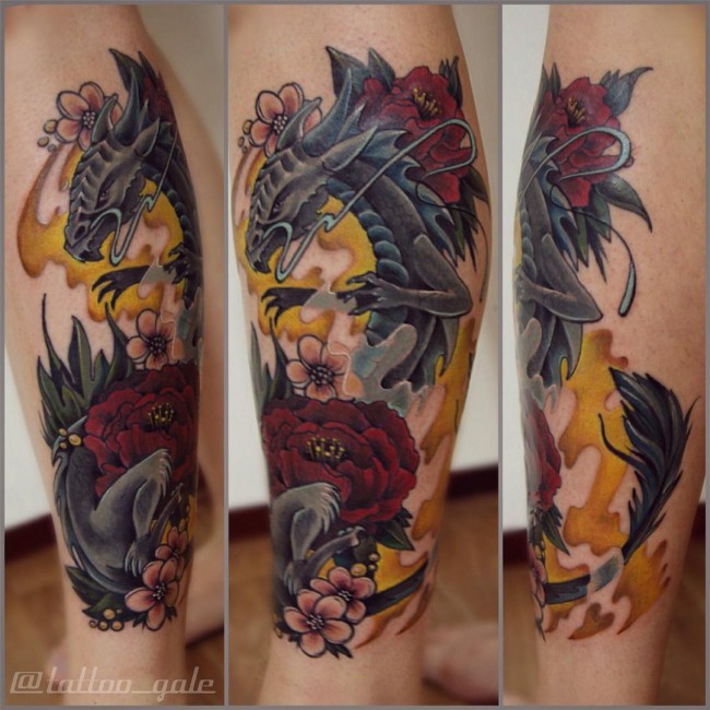 Tatuaje en la pierna,
dragón gris precioso con flores diferentes