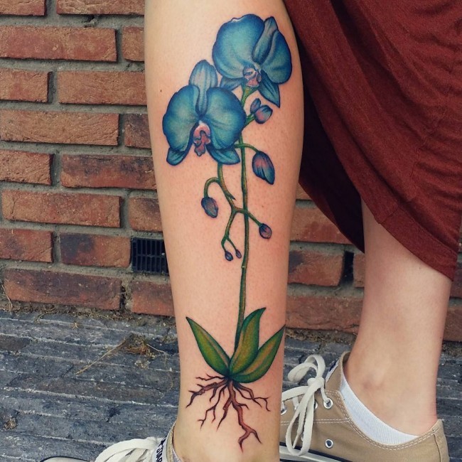 Schön aussehendes farbiges Blumen Tattoo am Beinbereich