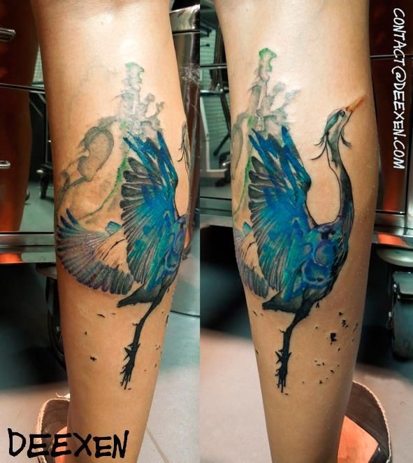Beautiful looking colored leg tattoo of beautiful bird