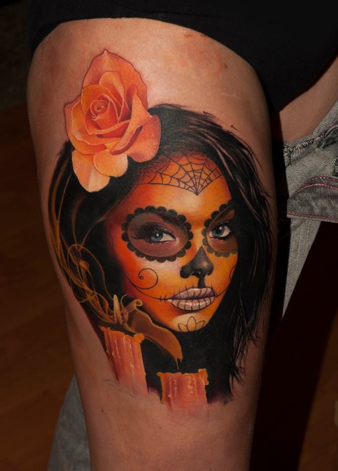 Schön aussehendes farbiges Oberschenkel Tattoo mit Porträt der mexikanischen Frau mit Blumen und Kerzen