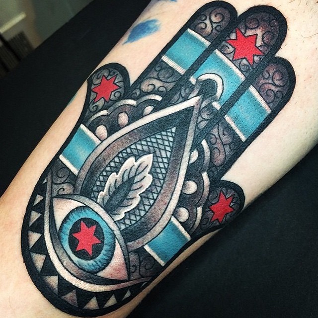 Schön aussehendes Oldschool farbiges Unterarm Tattoo von Hamsa Hand