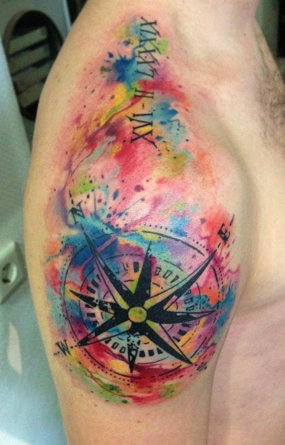 Tatuaje en el hombro, compás multicolor lindo con fecha