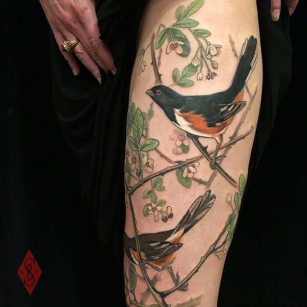 Beautiful natural looking colored birds tattoo on thigh