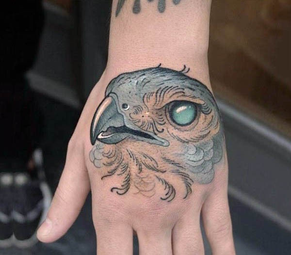 Tatuaje en la mano, cara de águila fantástica 