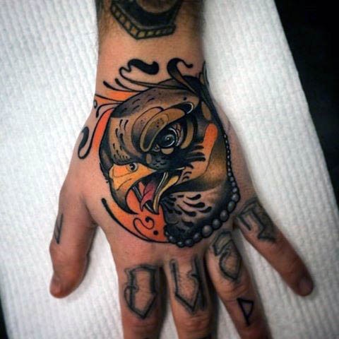 Tatuaje colorido en la mano,  cabeza de águila bonita
