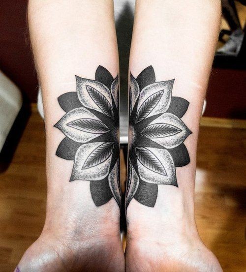 Tatuaje en las muñecas, 
flor espléndida de tinta negra y blanca