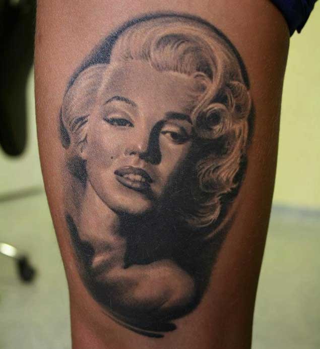 Tatuaje en el muslo, 
retrato realista de Marilyn Monroe preciosa