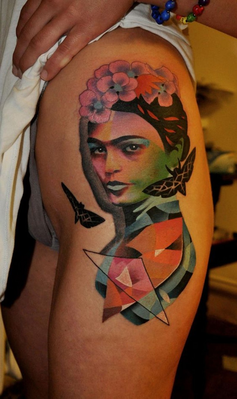 bellissimo dipinto colorato donna con insetti tatuaggio su coscia