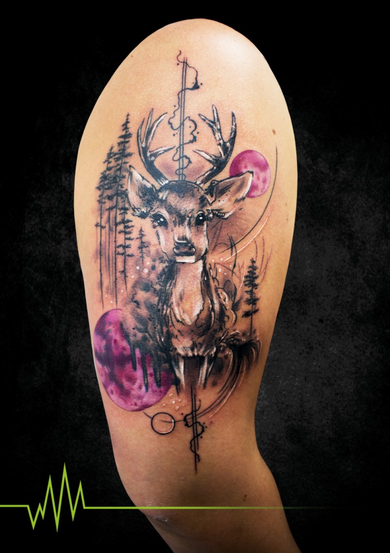 Schön gemaltes buntes Schulter Tattoo mit kleinem Rotwild im nächtlichen Wald mit Mond